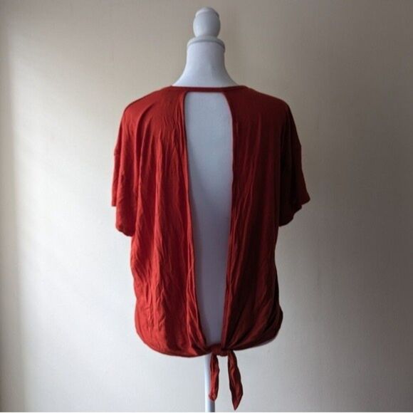 Banana Republic Active Short Sleeve Tee Tie Top Dune Red Medium - Picture 2 of 4